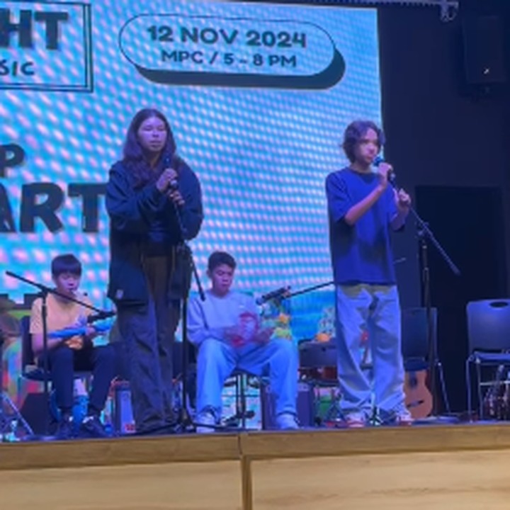 <p>Mengintip dari video yang dibagikan oleh sang Bunda, Noah tampil percaya diri di atas panggung sambil menyanyikan lagu <em>Best Part</em> dari Daniel Caesar (feat. H.E.R). Tidak sendirian, ia turut ditemani oleh beberapa rekannya. (Foto: Instagram: @itsmebcl)</p>
