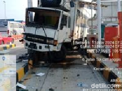 Diduga Rem Blong, Truk Tabrak Gerbang Tol Jatikarya