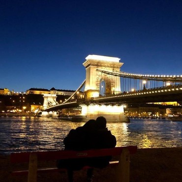 Rayakan Anniv Pernikahan, 7 Potret Velove Vexia Mesra dengan Suami