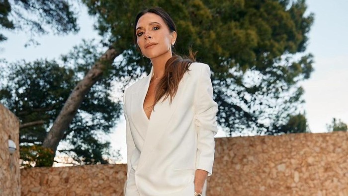 Get The Look: Inspirasi Gaya ke Kantor Chic dari Victoria Beckham