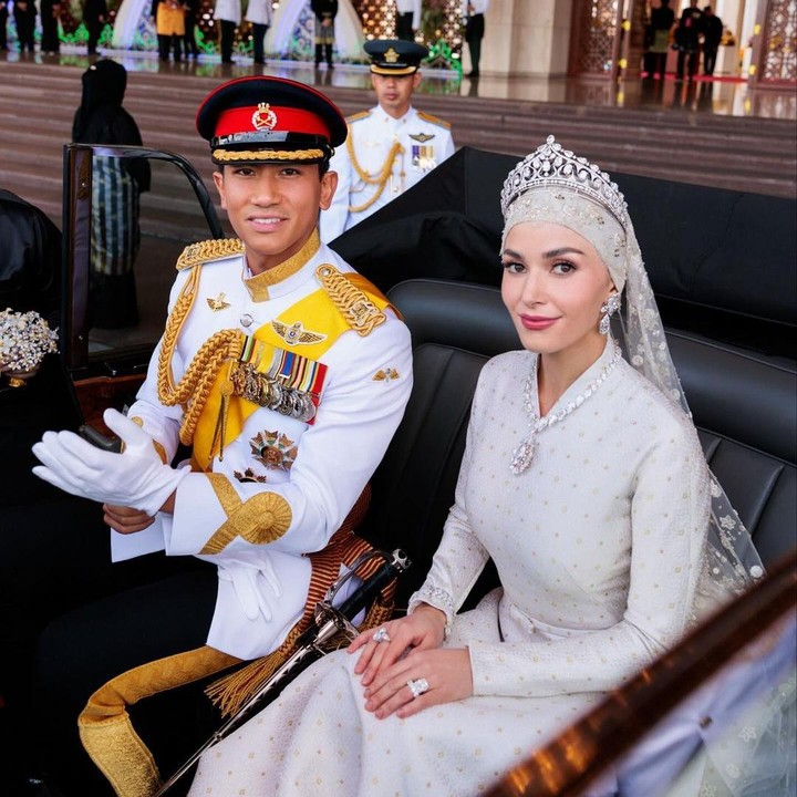 <p>Anisha Rosnah mulai dikenal publik setelah dipersunting Pangeran Brunei Darussalam Abdul Mateen. Keduanya resmi menikah pada 11 Januari 2024 di Masjid Sultan Omar Ali Saifuddien, Bandar Seri Begawan, Brunei Darussalam. (Foto: Instagram @tmski)</p>