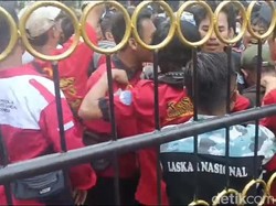 2 Kelompok Buruh Bersitegang Saat Demo Kenaikan Upah di Cianjur