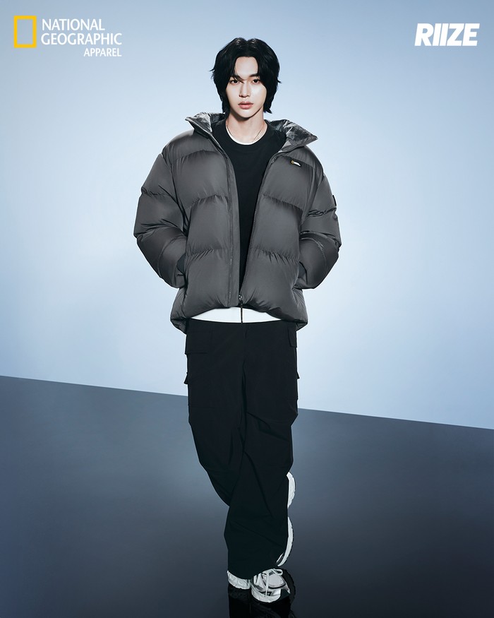 Berbeda dengan rekan satu timnya, tampilan Wonbin RIIZE dalam foto ini lebih bold berkat warna hitamnya yang lebih dominan. Idol K-Pop yang lahir di Ulsan, Korea Selatan tersebut mengenakan RAYMAN Short Down Jacket. / Foto: x.com/ng_apparel_kr