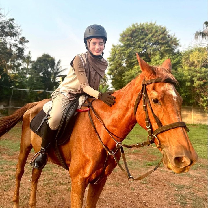 <p>Tak hanya itu, Inara juga mengaku kini kembali berkuda secara rutin. "Pengen punya aktifitas rutin yang positif apa yaa, setelah dipikir2 akhirnya memilih untuk berkuda dan memanah, setelah belasan tahun gak berkuda wkwkwk," tuturnya. (Foto: Instagram@mommy_starla)</p>