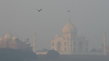 Taj Mahal Tertutup Kabut Imbas Polusi Udara 'Beracun' di India