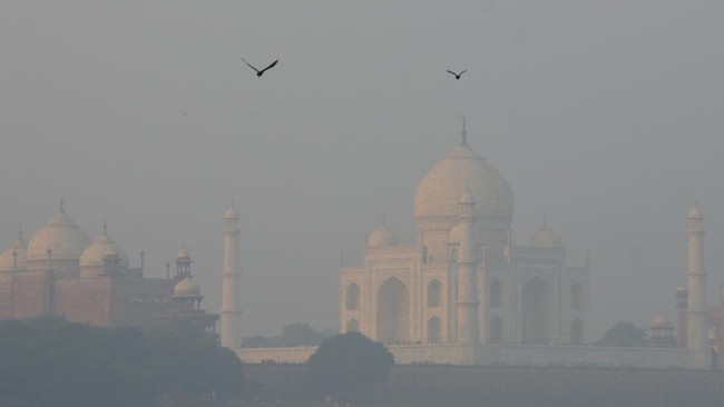 Taj Mahal tertutup asap hingga sejumlah penerbangan ditutup imbas polusi udara parah di India.