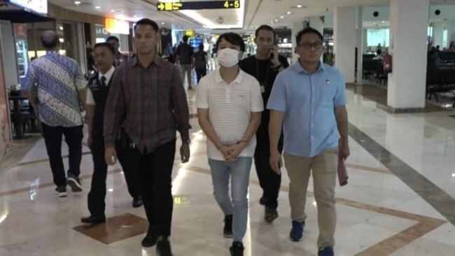 Ivan Sugianto melakukan intimidasi atau perundungan ke EN, salah satu siswa SMA Kristen Gloria 2, Surabaya, karena tak terima anaknya dirundung.