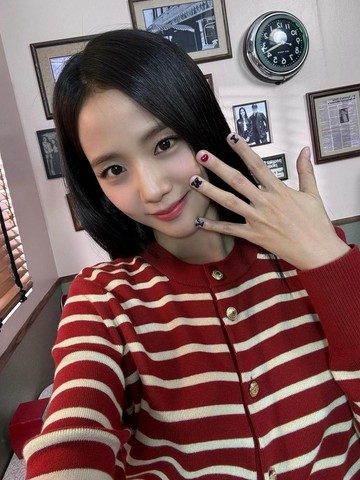 5 Inspirasi Outfit Garis-garis ala Idol K-Pop yang Mencuri Perhatian