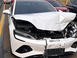 Kondisi BYD Seal usai Tabrakan Beruntun di BSD: Kap Terangkat-Lampu Pecah