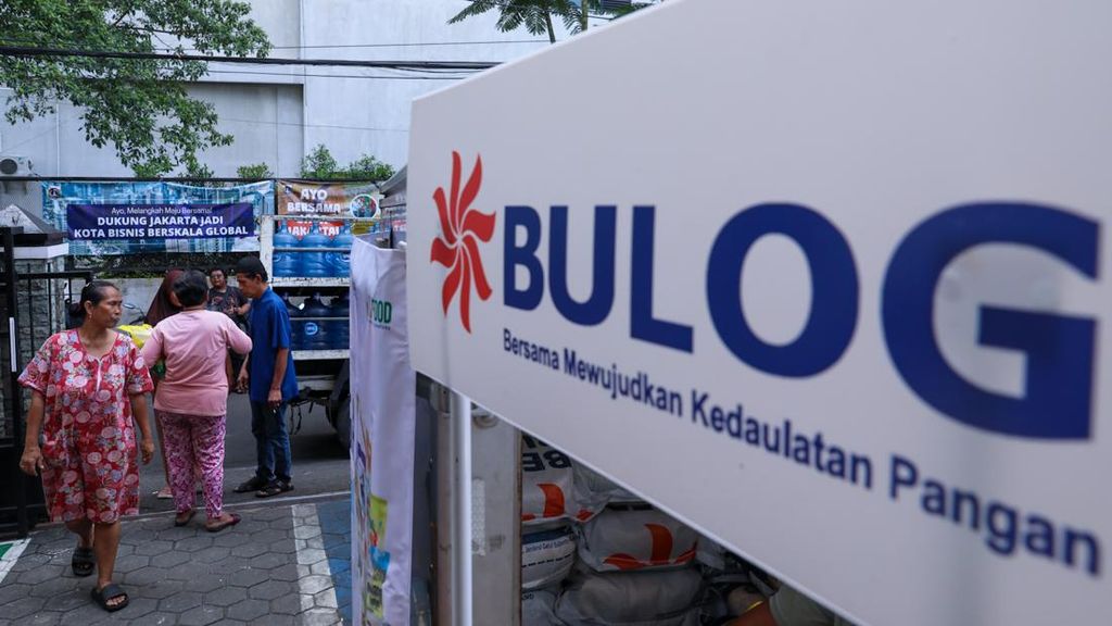 Bulog Buka Suara soal Beras Premium Sempat Kosong di Indomaret Dkk