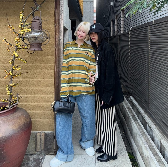 Momo mengenakan kaos rugby dengan motif garis berirama yang menonjol dalam berbagai kombinasi warna. Outfit ini simple dan cocok dikenakan di acara kasual atau santai./ Foto: Elle Korea