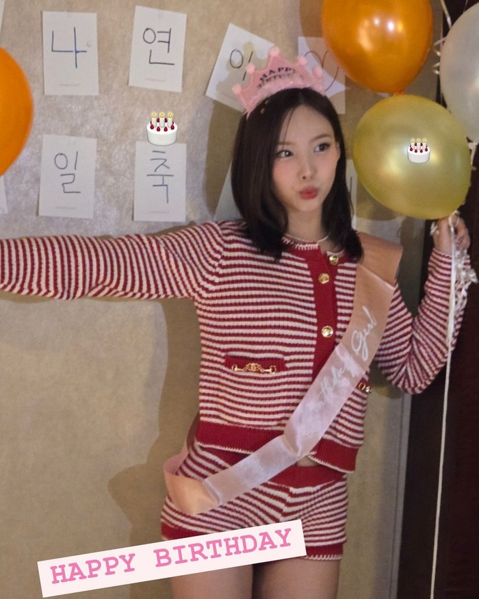 Nayeon tampil imut dengan mengenakan one set kardigan bergaris merah dan celana pendek. Daya tarik dari tampilan ini adalah tidak berlebihan namun tetap menonjolkan kesan cute./ Foto: Elle Korea