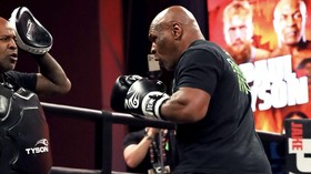 FOTO: Mike Tyson Unjuk Kekuatan, Jake Paul Pakai Aksesoris Ayam Jantan