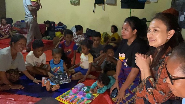 Ketum Bhayangkari, Juliati Sigit Prabowo, memberikan support kepada para pengungsi korban erupsi Gunung Lewotobi Laki-Laki, Rabu (13/11).