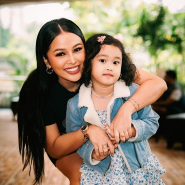 Agama Sempat Disorot, Mutia Ayu Bagikan Momen Rayakan Lebaran Bersama Anak