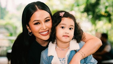 img-title Agama Sempat Disorot, Mutia Ayu Bagikan Momen Rayakan Lebaran Bersama Anak