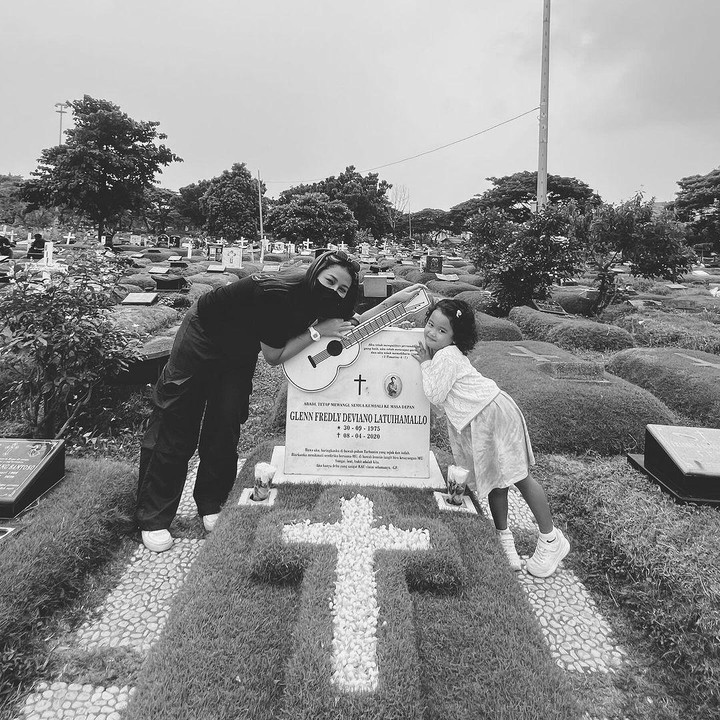 <p>Melalui laman Instagram pribadinya, Mutia juga sempat memberikan ucapan selamat dan mengaku bangga dengan pencapaian sang putri. "Cintaku Gewa Atlana, selamat hari rilis lagu perdananya ya sayang. Bunda bangga banget sama Ade. Ayah juga pasti sangat amat bangga sama Gewa. Gewa, kami cinta kamu, Nak," tulis Mutia, dikutip dari laman <em>Instagram@mutia_ayuu,</em> Jumat (15/11/2024). (Foto: Instagram: @mutia_ayuu)</p>