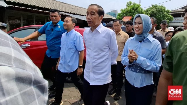 Presiden ke-7 RI Joko Widodo blusukan bersama pasangan calon Wali Kota Solo, Respati Ardi-Astrid Widayani, Kamis (14/11).