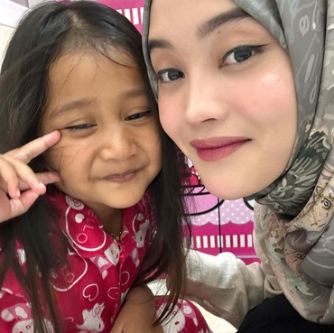Effort Rayakan Ultah Bintang lewat Vidcall, 7 Potret Putri Delina & Adik Sambung