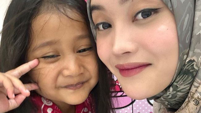 Effort Rayakan Ultah Bintang lewat Vidcall, 7 Potret Putri Delina dan Adik Sambung