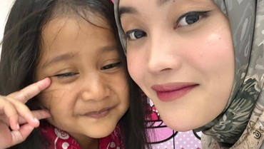 img-title Effort Rayakan Ultah Bintang lewat Vidcall, 7 Potret Putri Delina & Adik Sambung