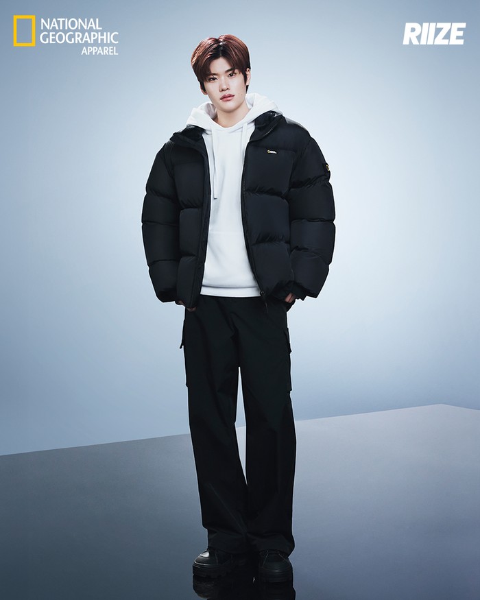 Sohee memakai RAYMAN Short Length Down Jumper warna Carbon Black. Dalam kampanye kali ini, anggota RIIZE yang dikenal dengan kemampuan menyanyinya yang luar biasa itu menunjukkan gaya berpakaian saat cuaca dingin yang stylish. / Foto: x.com/ng_apparel_kr