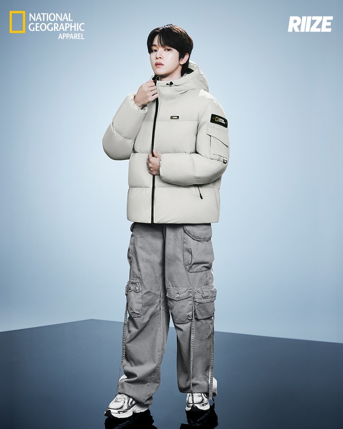 Sungchan RIIZE tampil kalem dalam balutan koleksi pakaian musim terbaru National Geographic Apparel, ‘Hug Down’, dengan nuansa earth tone. Proporsi tubuhnya yang ideal membuatnya terlihat mencolok. / Foto: x.com/ng_apparel_kr
