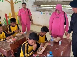 Satbrimob Polda Sumut Uji Coba Makan Bergizi di SD Sergai