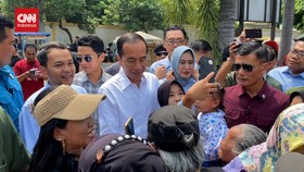 VIDEO: Jokowi-Kaesang Blusukan Pasar, Belanja Sambil Kampanye