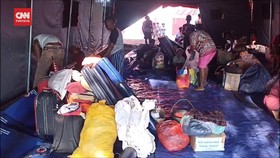 VIDEO: Hujan Deras, Tenda Pengungsi Erupsi Gunung Lewotobi Bocor