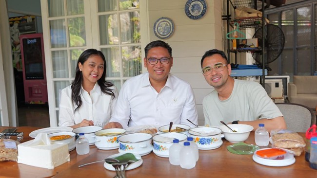Wamentan Sudaryono menggandeng selebritas sekaligus Utusan Khusus Presiden Bidang Pembinaan Generasi Muda Raffi Ahmad dalam mendorong milenial menjadi petani.