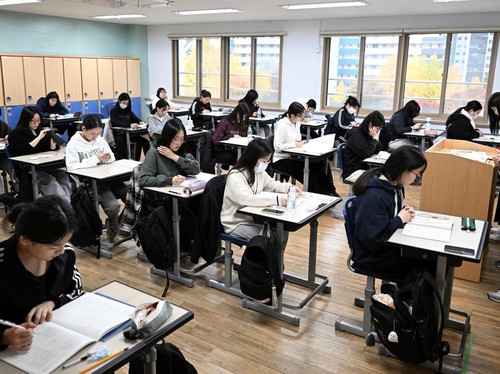 South Korean students wait to take the annual College Scholastic Ability Test at a school in Seoul, South Korea, November 14, 2024. Song Kyung-Seok/Pool via REUTERS