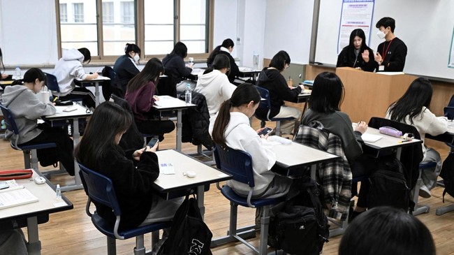 Kecanduan gadget makin parah, Korsel bakal larang siswa pakai ponsel di sekolah mulai tahun depan.
