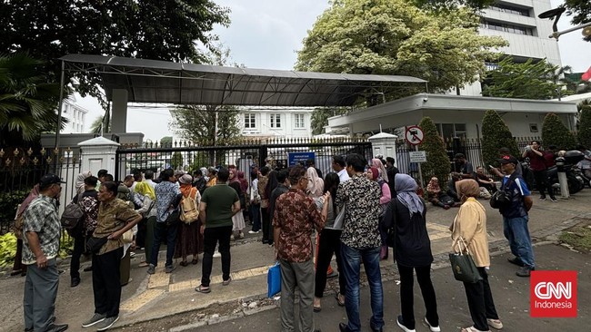 Sejumlah warga dari beberapa daerah menumpuk sampai di depan Istana Wapres. Mereka mengantre menunggu giliran ke Posko 'Lapor Mas Wapres'.