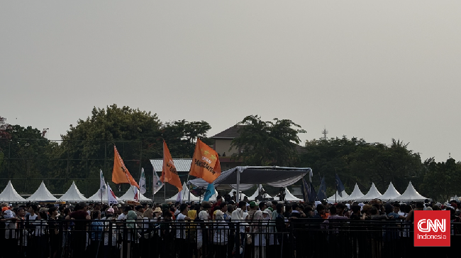 Warga memenuhi aktivitas kampanye akbar calon Gubernur dan Wakil Gubernur Jakarta, Ridwan Kamil-Suswono (RIDO) di Lapangan Cendrawasih, Jakarta Barat.