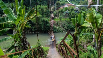 Pangandaran’s Red-and-White Bridge Collapses During Inauguration
