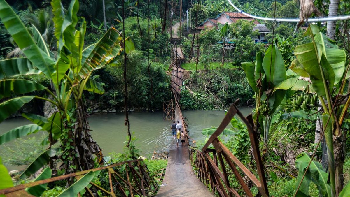 Baru Diresmikan Bupati, Jembatan Merah Putih di Pangandaran Ambruk