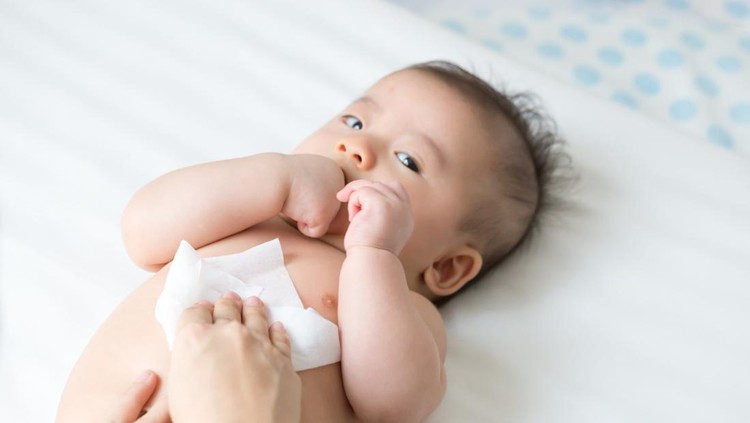 Bayi menarik rambut