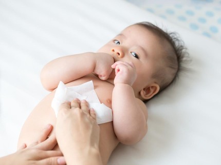 Fakta di Balik Kebiasaan Bayi Sering Menarik Rambutnya Sendiri