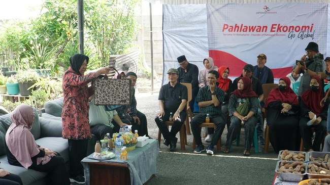 Program Pahlawan Ekonomi nan memberdayakan ibu-ibu rumah tangga di Surabaya di bawah kepemimpinan Risma mencatatkan sukses besar.