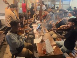 Viral Kawula Muda Surabaya Cover Lagu APT Pakai Biola di Warkop