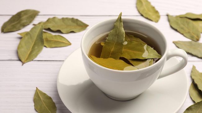 Risiko kenaikan tekanan darah mengintai usai santap Lebaran yang tinggi lemak. Namun cukup racik rebusan daun salam yang ampuh turunkan tekanan darah.