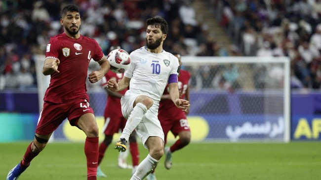 Bek Qatar Mohammed Waad lolos hukuman kartu merah usai menjegal gelandang Uzbekistan Abbosbek Fayzullaev yang berpeluang mencetak gol.