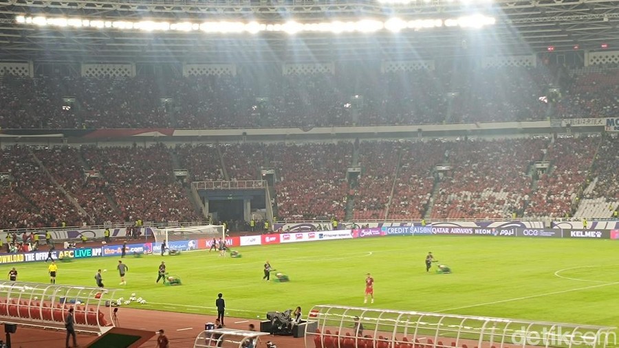 Petugas melakukan pemotongan rumput jelang laga Timnas Indonesia Vs Jepang, Jumat (15/11/2024). Hal ini dilakukan untuk menjaga rumput dalam keadaan terbaik.