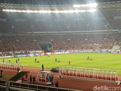 Petugas Potong Rumput Lapangan SUGBK Jelang Laga Indonesia Vs Jepang