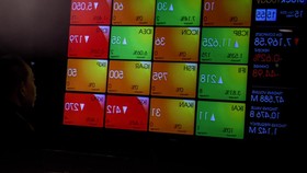 IHSG Ditutup Loyo ke 8.677, Sektor Teknologi Turun 2,57 Persen