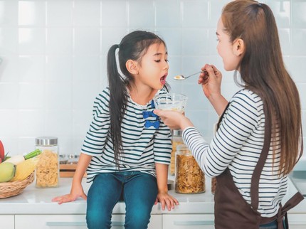Sampai Kapan Bayi Masih Diperbolehkan Disuapi Makan oleh Orang Tua? Ini Kata Pakar