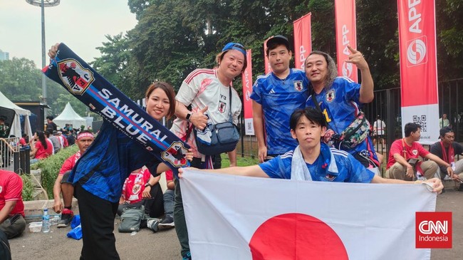 Suporter timnas Jepang tampak banyak berkeliaran di Stadion Utama Gelora Bung Karno menjelang laga melawan Timnas Indonesia, Jumat (15/11).