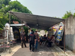 Jenazah Korban Warung Gianyar Tertimpa Pohon Dimakamkan di Klaten