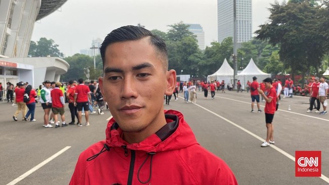 Suporter yang mirip Jay Idzes, Hanafi Noviansyah, mengaku senang sempat bertemu dengan kapten Timnas Indonesia itu jelang melawan Jepang.